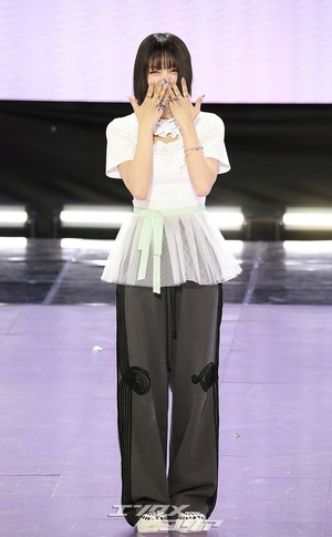 【フォト】シックなポーズを取るMEOVVスイン