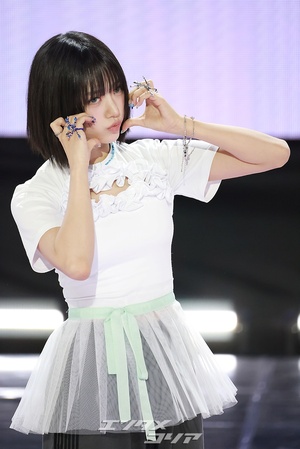 【フォト】シックなポーズを取るMEOVVスイン