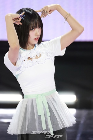 【フォト】シックなポーズを取るMEOVVスイン