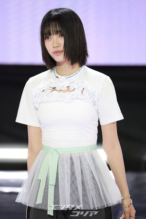 【フォト】シックなポーズを取るMEOVVスイン