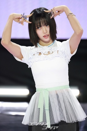 【フォト】シックなポーズを取るMEOVVスイン