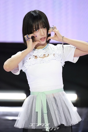 【フォト】シックなポーズを取るMEOVVスイン