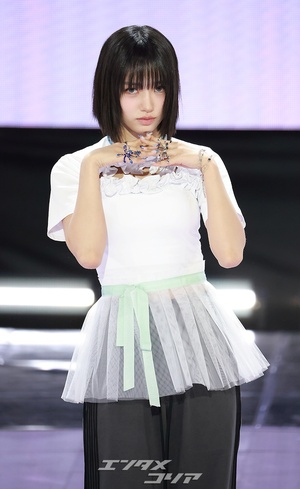 【フォト】シックなポーズを取るMEOVVスイン