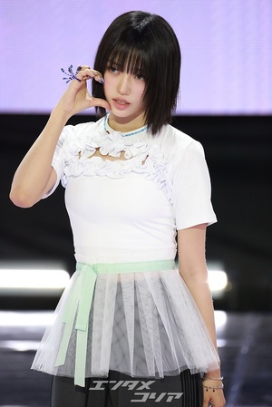 【フォト】シックなポーズを取るMEOVVスイン