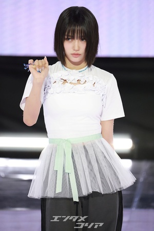 【フォト】シックなポーズを取るMEOVVスイン