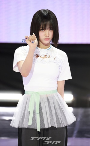 【フォト】シックなポーズを取るMEOVVスイン