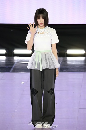 【フォト】シックなポーズを取るMEOVVスイン