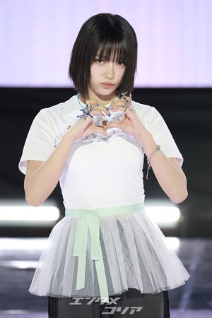 【フォト】シックなポーズを取るMEOVVスイン