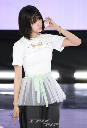 【フォト】シックなポーズを取るMEOVVスイン