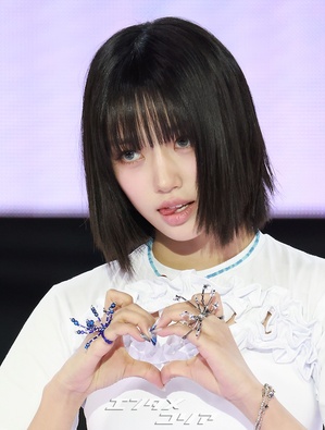 【フォト】シックなポーズを取るMEOVVスイン