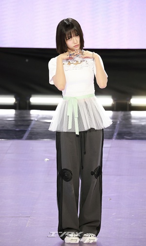 【フォト】シックなポーズを取るMEOVVスイン