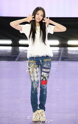 【フォト】MEOVVガウォン、清純ロングヘア姿でネコのポーズ