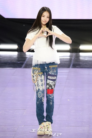 【フォト】MEOVVガウォン、清純ロングヘア姿でネコのポーズ