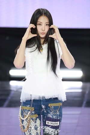 【フォト】MEOVVガウォン、清純ロングヘア姿でネコのポーズ