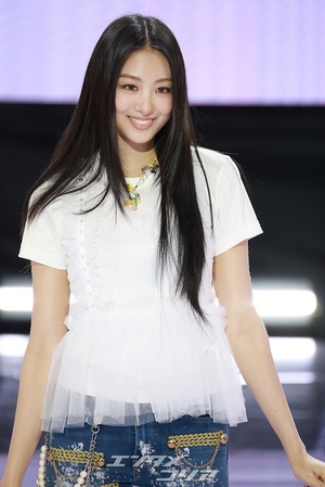 【フォト】MEOVVガウォン、清純ロングヘア姿でネコのポーズ