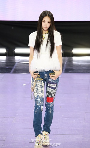 【フォト】MEOVVガウォン、清純ロングヘア姿でネコのポーズ