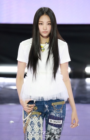 【フォト】MEOVVガウォン、清純ロングヘア姿でネコのポーズ