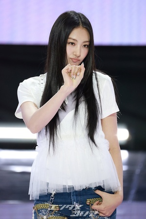 【フォト】MEOVVガウォン、清純ロングヘア姿でネコのポーズ