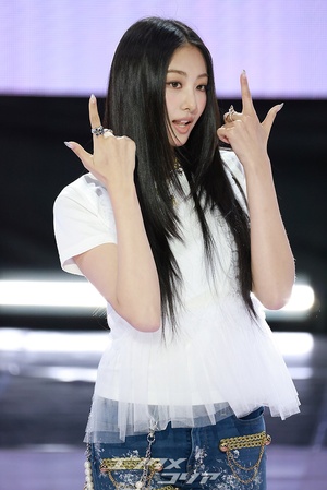 【フォト】MEOVVガウォン、清純ロングヘア姿でネコのポーズ