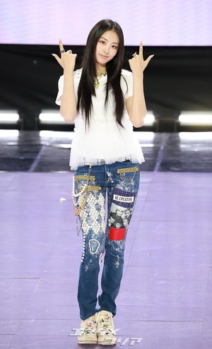 【フォト】MEOVVガウォン、清純ロングヘア姿でネコのポーズ