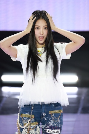 【フォト】MEOVVガウォン、清純ロングヘア姿でネコのポーズ