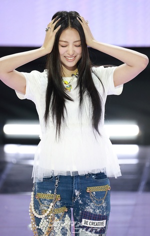 【フォト】MEOVVガウォン、清純ロングヘア姿でネコのポーズ