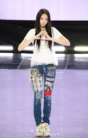 【フォト】MEOVVガウォン、清純ロングヘア姿でネコのポーズ