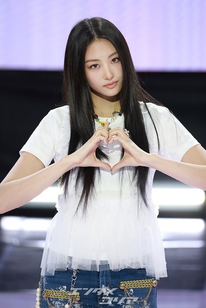 【フォト】MEOVVガウォン、清純ロングヘア姿でネコのポーズ