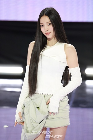 【フォト】MEOVVナリン、大きなリボン付きミニスカート姿で湧き出るエネルギー