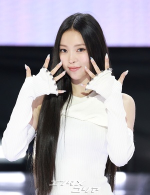 【フォト】MEOVVナリン、大きなリボン付きミニスカート姿で湧き出るエネルギー