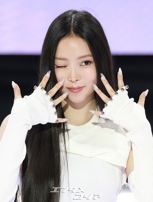 【フォト】MEOVVナリン、大きなリボン付きミニスカート姿で湧き出るエネルギー