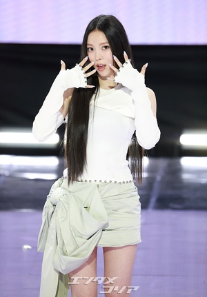 【フォト】MEOVVナリン、大きなリボン付きミニスカート姿で湧き出るエネルギー