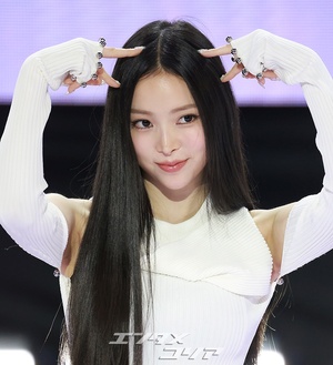 【フォト】MEOVVナリン、大きなリボン付きミニスカート姿で湧き出るエネルギー