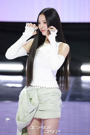 【フォト】MEOVVナリン、大きなリボン付きミニスカート姿で湧き出るエネルギー