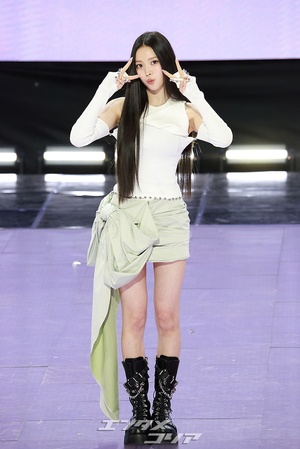 【フォト】MEOVVナリン、大きなリボン付きミニスカート姿で湧き出るエネルギー