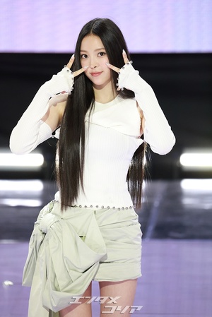 【フォト】MEOVVナリン、大きなリボン付きミニスカート姿で湧き出るエネルギー