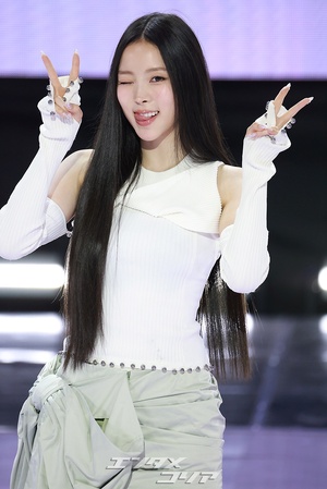 【フォト】MEOVVナリン、大きなリボン付きミニスカート姿で湧き出るエネルギー