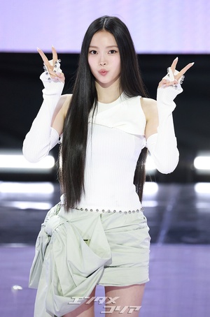 【フォト】MEOVVナリン、大きなリボン付きミニスカート姿で湧き出るエネルギー