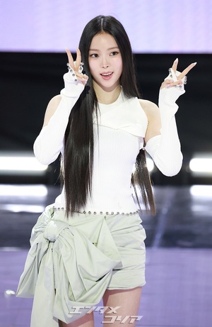 【フォト】MEOVVナリン、大きなリボン付きミニスカート姿で湧き出るエネルギー