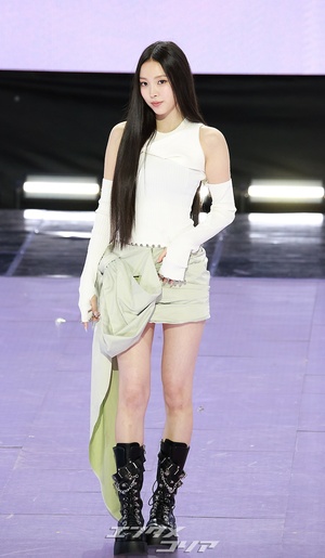 【フォト】MEOVVナリン、大きなリボン付きミニスカート姿で湧き出るエネルギー