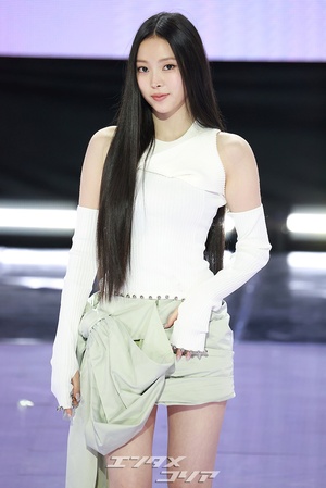 【フォト】MEOVVナリン、大きなリボン付きミニスカート姿で湧き出るエネルギー