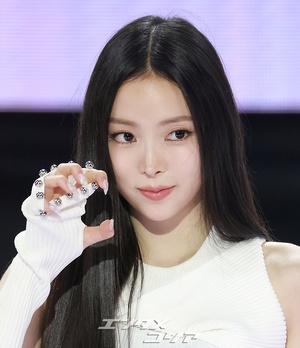 【フォト】MEOVVナリン、大きなリボン付きミニスカート姿で湧き出るエネルギー