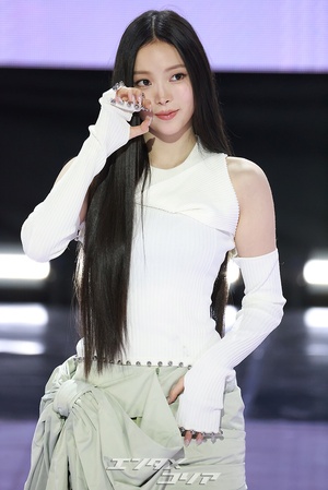 【フォト】MEOVVナリン、大きなリボン付きミニスカート姿で湧き出るエネルギー