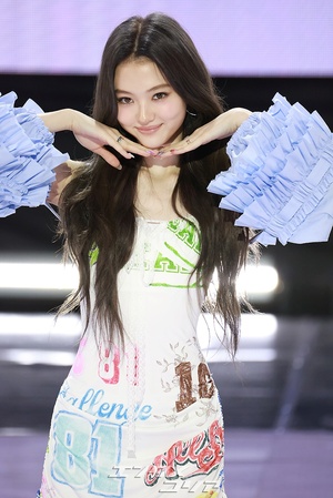 【フォト】MEOVVエラ、密着ワンピース姿で幻想的な美しさ