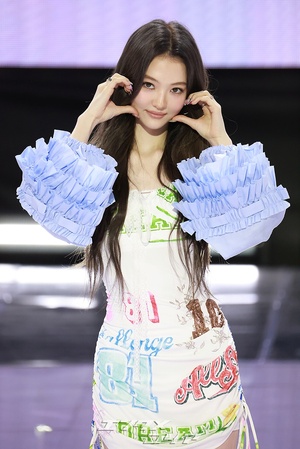 【フォト】MEOVVエラ、密着ワンピース姿で幻想的な美しさ