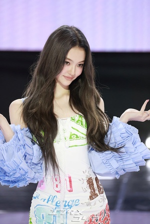 【フォト】MEOVVエラ、密着ワンピース姿で幻想的な美しさ