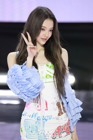 【フォト】MEOVVエラ、密着ワンピース姿で幻想的な美しさ