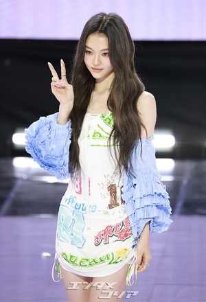 【フォト】MEOVVエラ、密着ワンピース姿で幻想的な美しさ