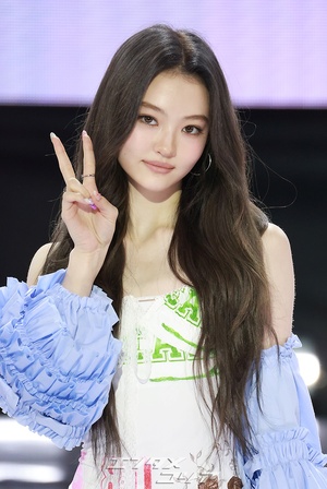 【フォト】MEOVVエラ、密着ワンピース姿で幻想的な美しさ