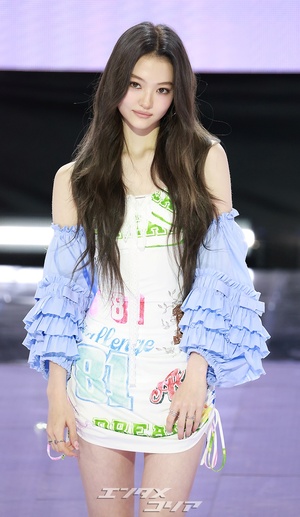 【フォト】MEOVVエラ、密着ワンピース姿で幻想的な美しさ